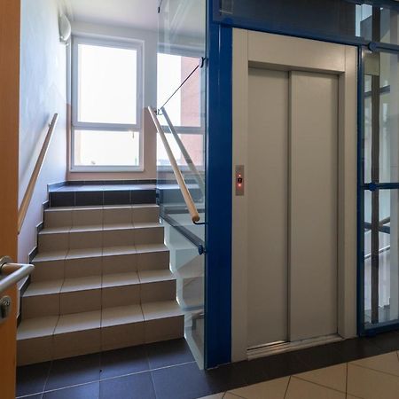 Sunny Apartment In Modrany By Prague Days Exteriör bild