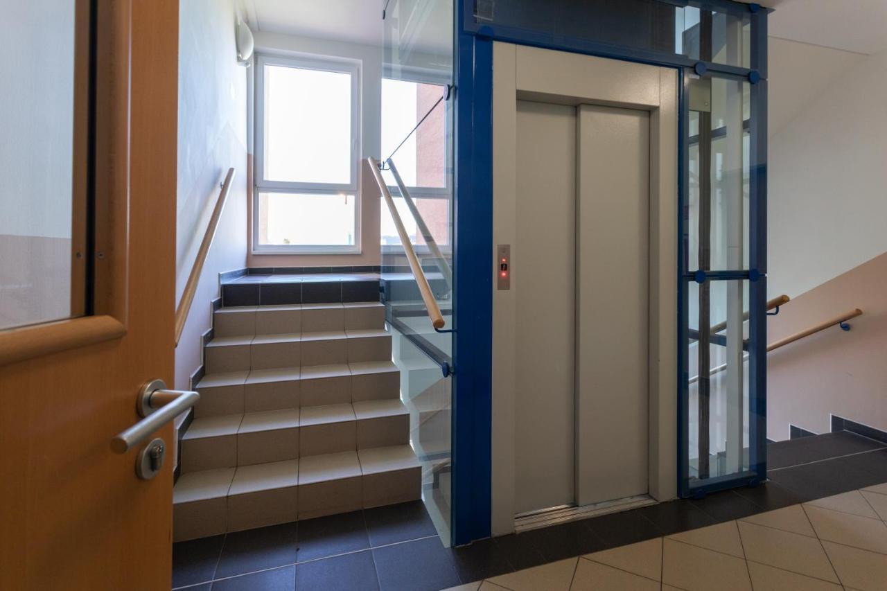 Sunny Apartment In Modrany By Prague Days Exteriör bild