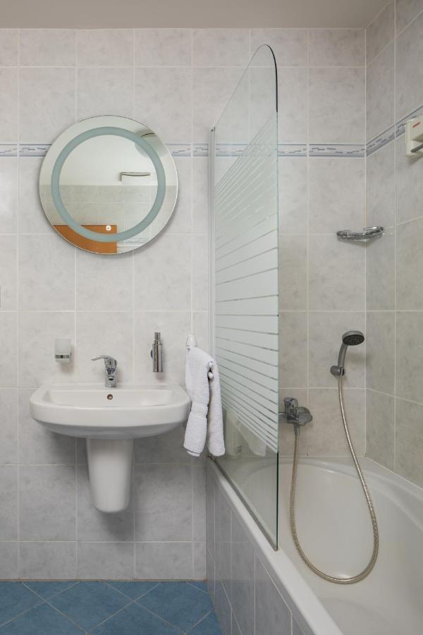 Sunny Apartment In Modrany By Prague Days Exteriör bild